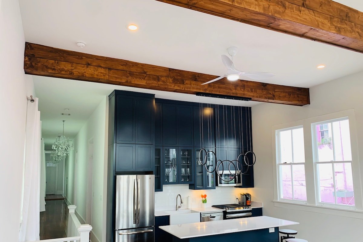 Walk to Bourbon. Luxurious. Sleeps 12p. 4.5 Baths gallery image 5