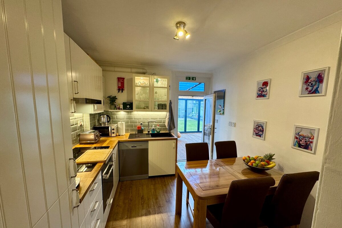 “Rena” Bright & Modern City Center Apartment. 24 gallery image 3