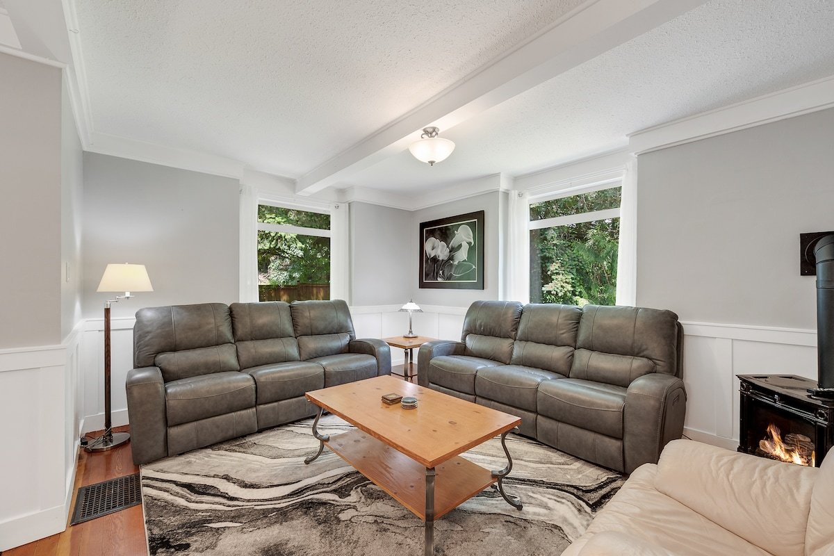 4 Bedroom Vacation House with Hot Tub! gallery image 4