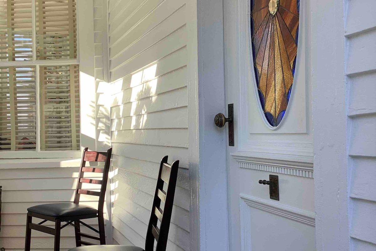 Beautiful house with roof deck fantastic location! gallery image 3