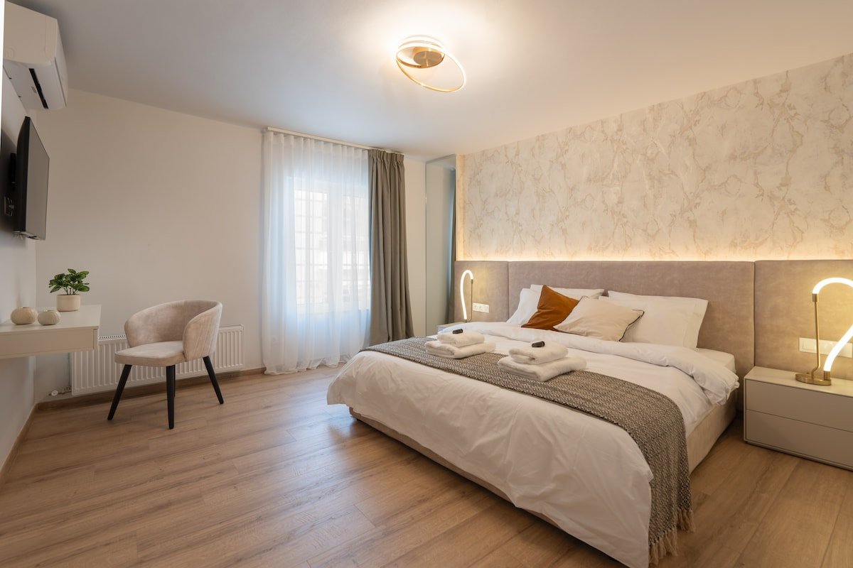 “Seven Hills” Elegant Family Apartment w/ Balcony gallery image 3