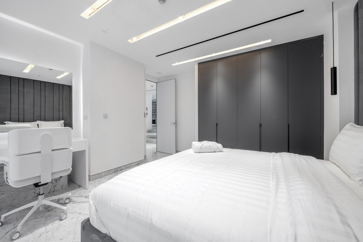 Grand Dubai Marina 4BR Triplex w/ Pool, Gym, Sauna gallery image 3