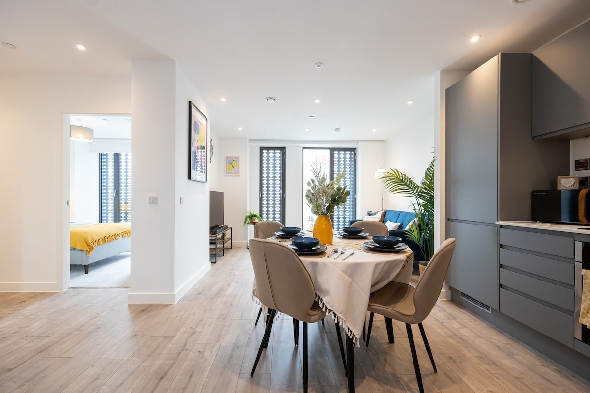 Stylish City Centre | 2BR Urban Retreat gallery image 5