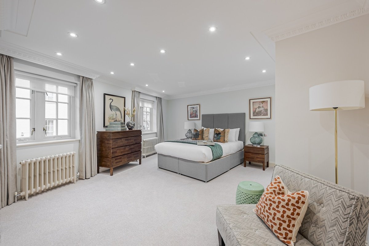 Chic 3BD London Residence in Prestigious Belgravia gallery image 3