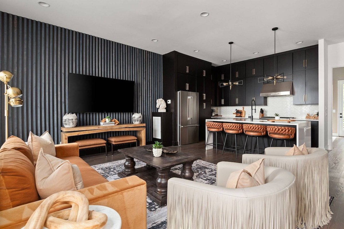 Howdy Honey! 8 Beds ~ Hot Tub ~ 3 mil to Broadway gallery image 2