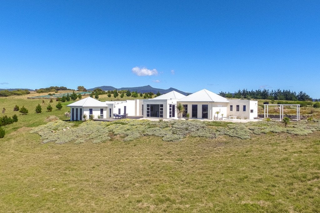 CONTEMPORARY LUXE WATERFRONT RESIDENCE gallery image 3