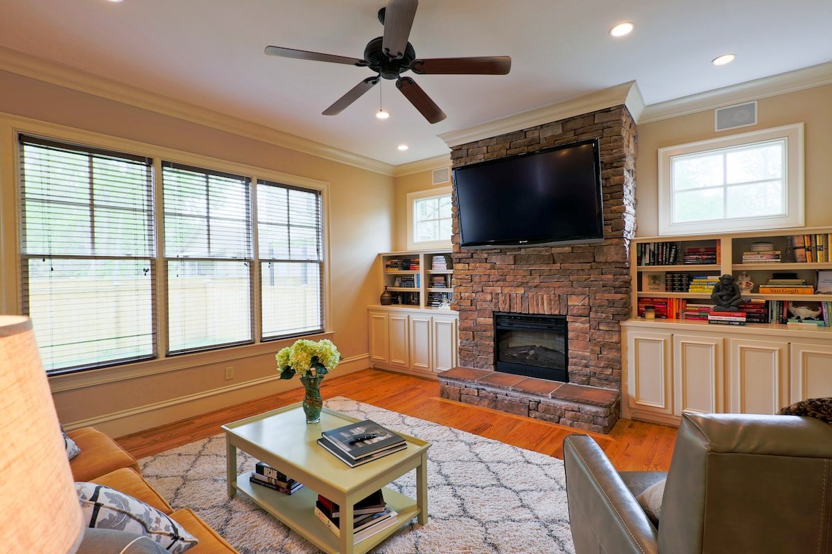 Massive Palace Close to Downtown! gallery image 2