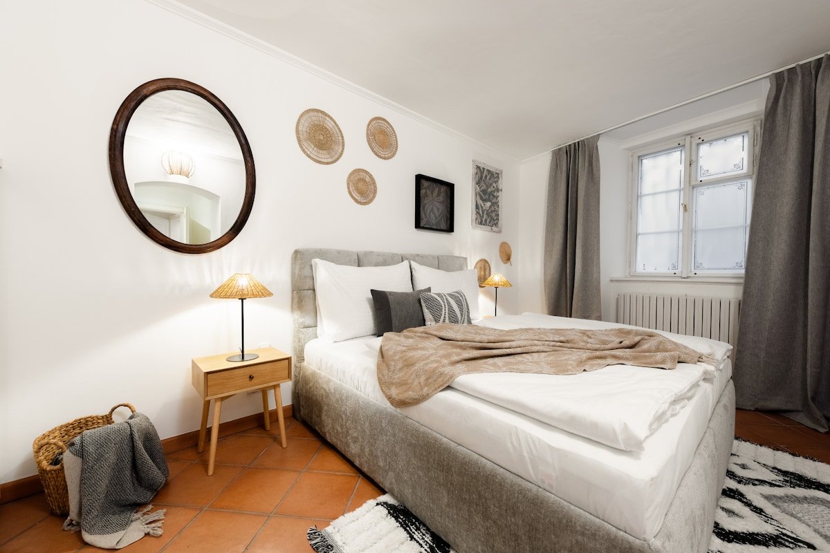 Old Town Stylish Apartment Next to Charles Bridge gallery image 4