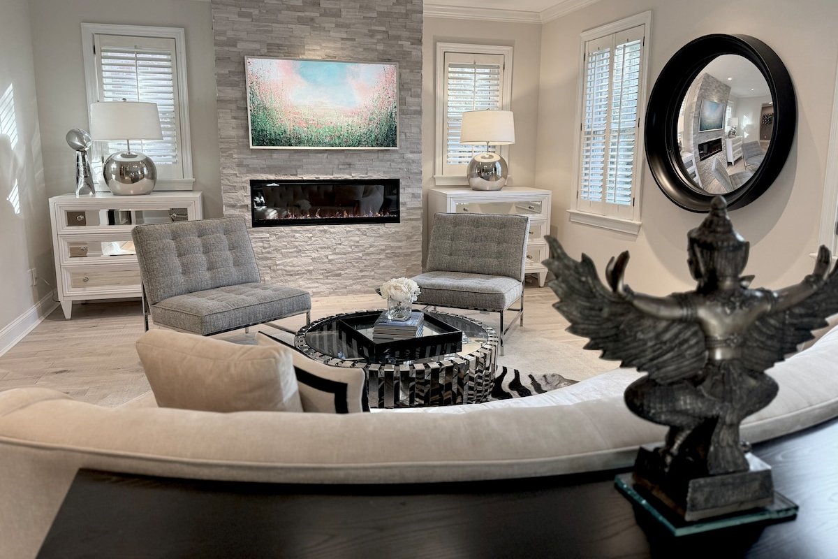 Modern, Chic Home, Walk to Shops with Parking gallery image 4