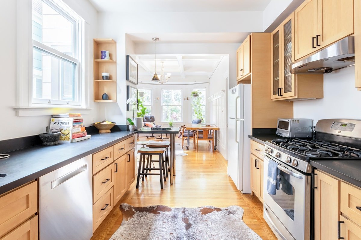 Light filled flat with a secret garden gallery image 3