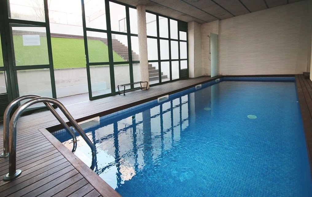 Grand 3BR Penthouse + Pool, A/C – Center BCN gallery image 2