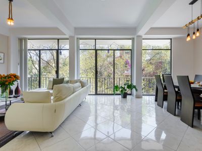 Great Location / 4 Bedrooms, 2 Bathrooms.