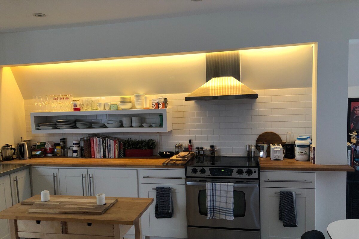 Stunning three bedroom condo with rooftop terrace gallery image 5