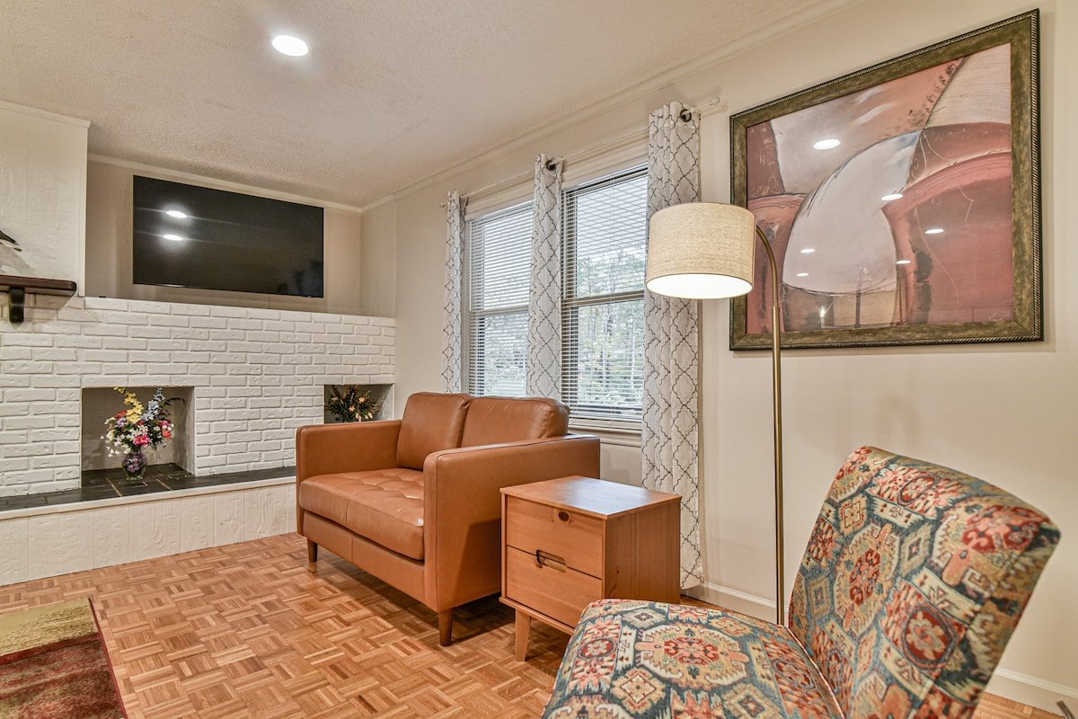 South AVL home w/King beds, hot tub, firepit gallery image 4