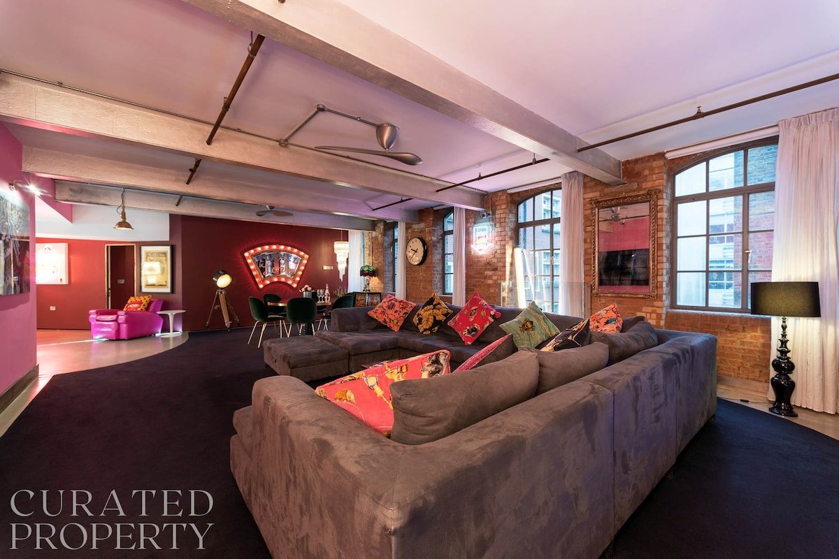 Luxurious Loft Central Soho – 3 Bedrooms & Office! gallery image 2