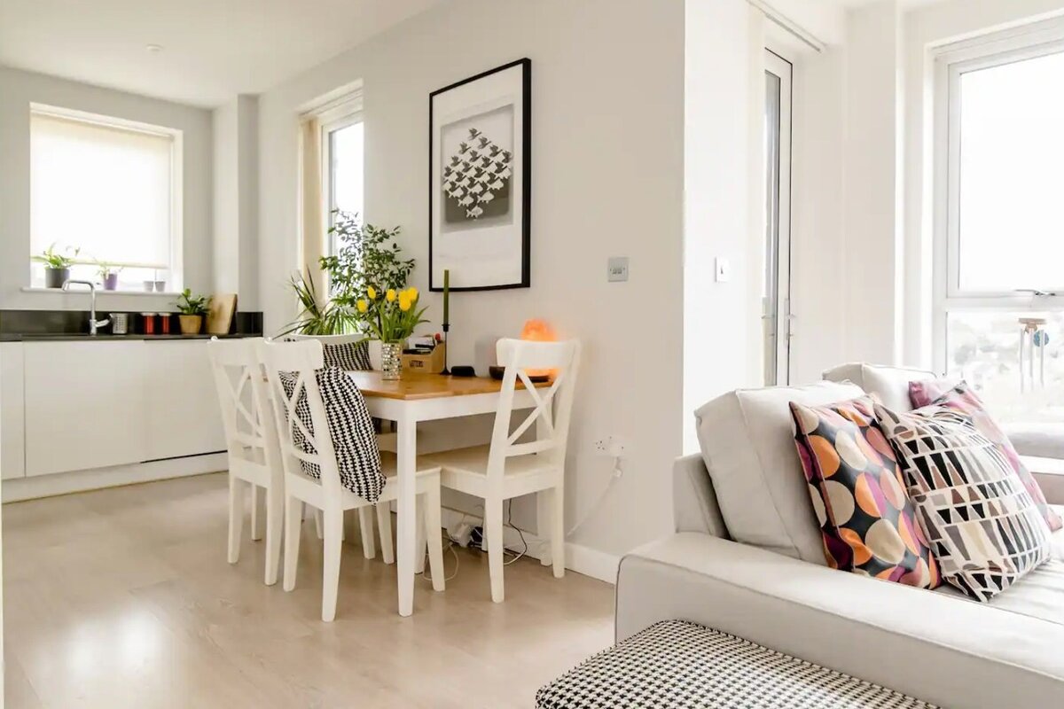 Bright 2-Bed, Fast WiFi Great Weekly Rate gallery image 3