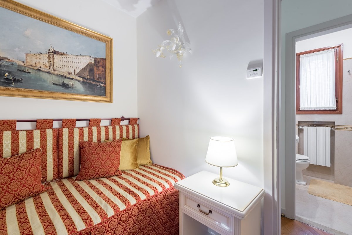 Cupido apartment, view of Canal Grande gallery image 5