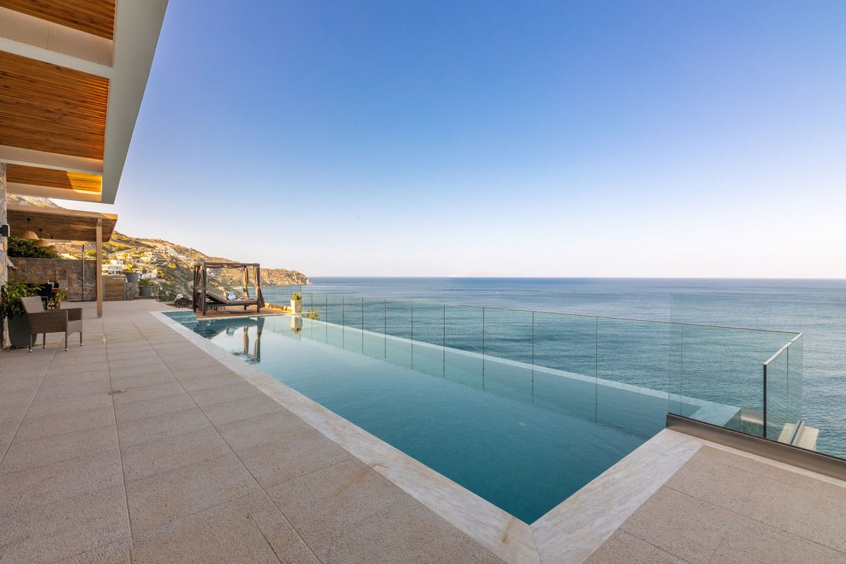 Stunning sea views & Access to a Cove by etouri