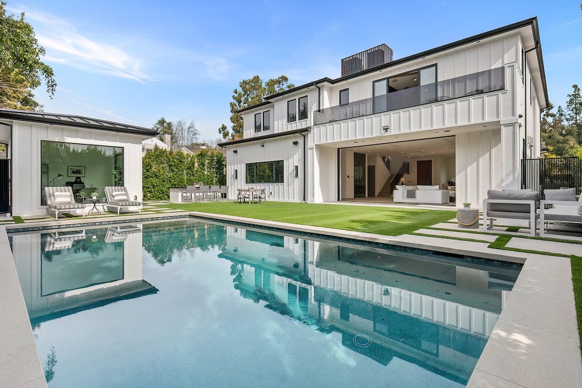 Luxury, Modern 5 Bedroom Farmhouse