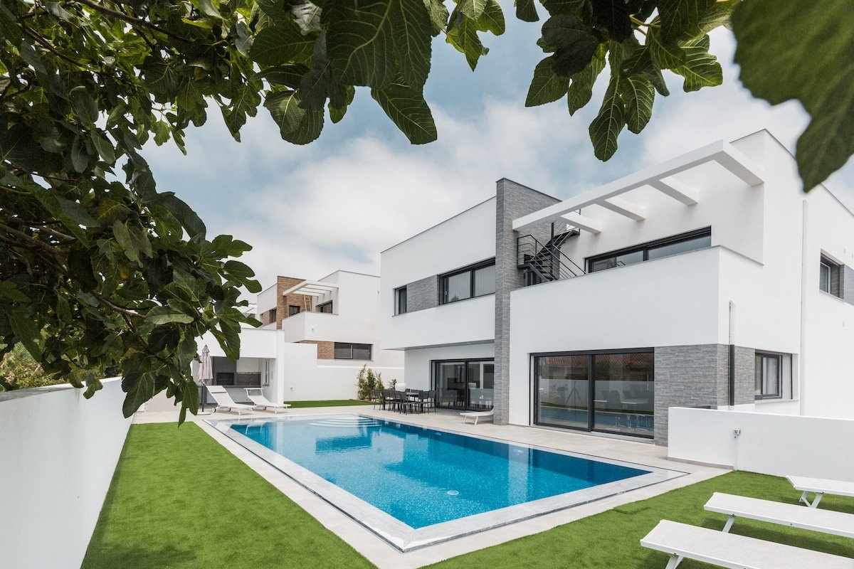 Chill House with private swimming pool gallery image 2