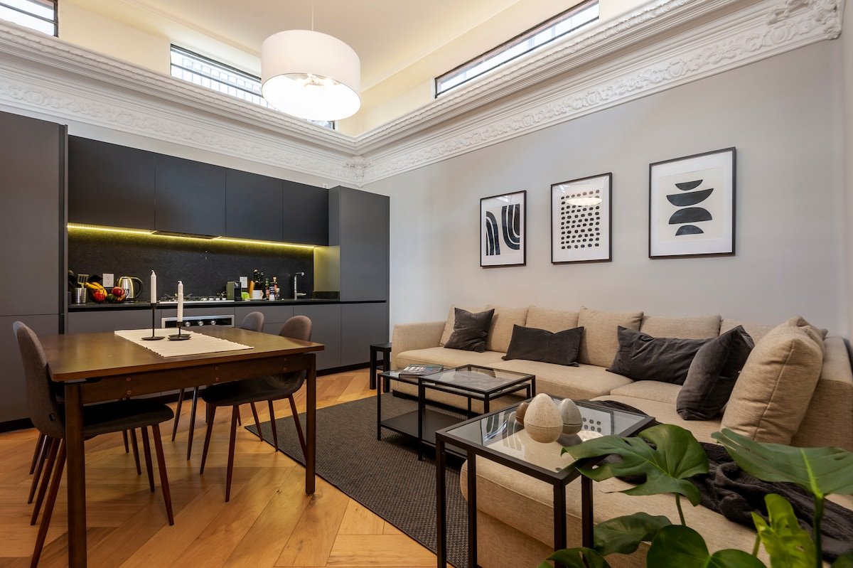 Restored glamorous 20’s Apt. W/ Rooftop terrace gallery image 2