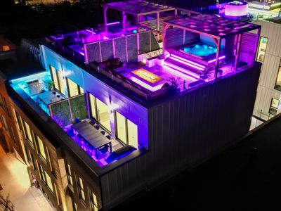 CLUBHAUS Premium Penthouse, Rooftop Hot Tub, Sleeps 14+