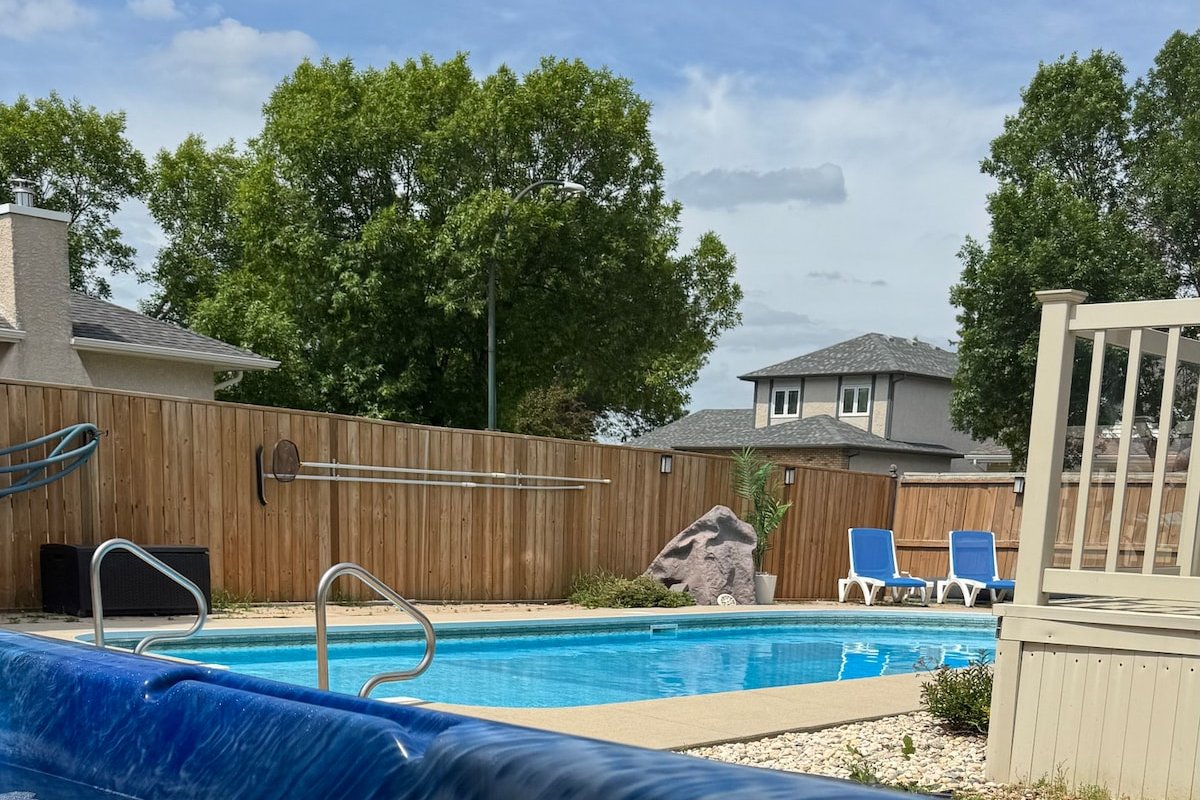 hot tub-Pet friendly- Attached garaged/driveway gallery image 4