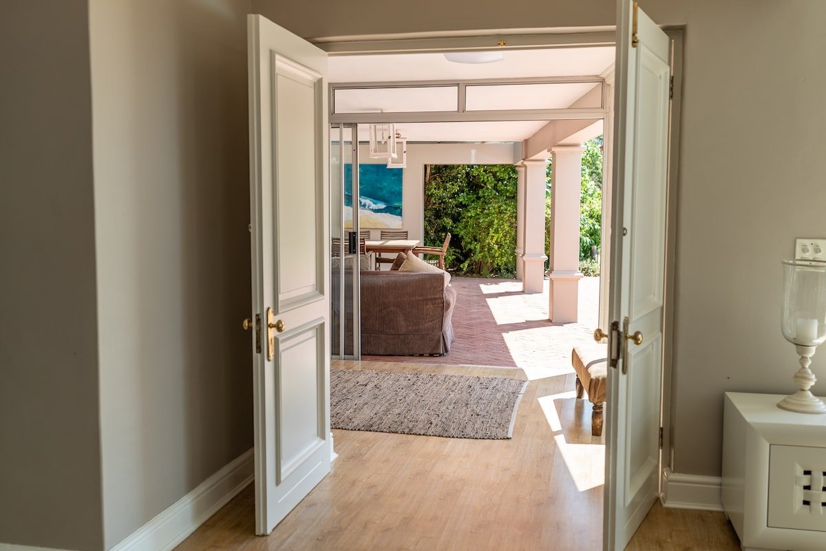 Tranquil Mountain View Bishopscourt gallery image 3