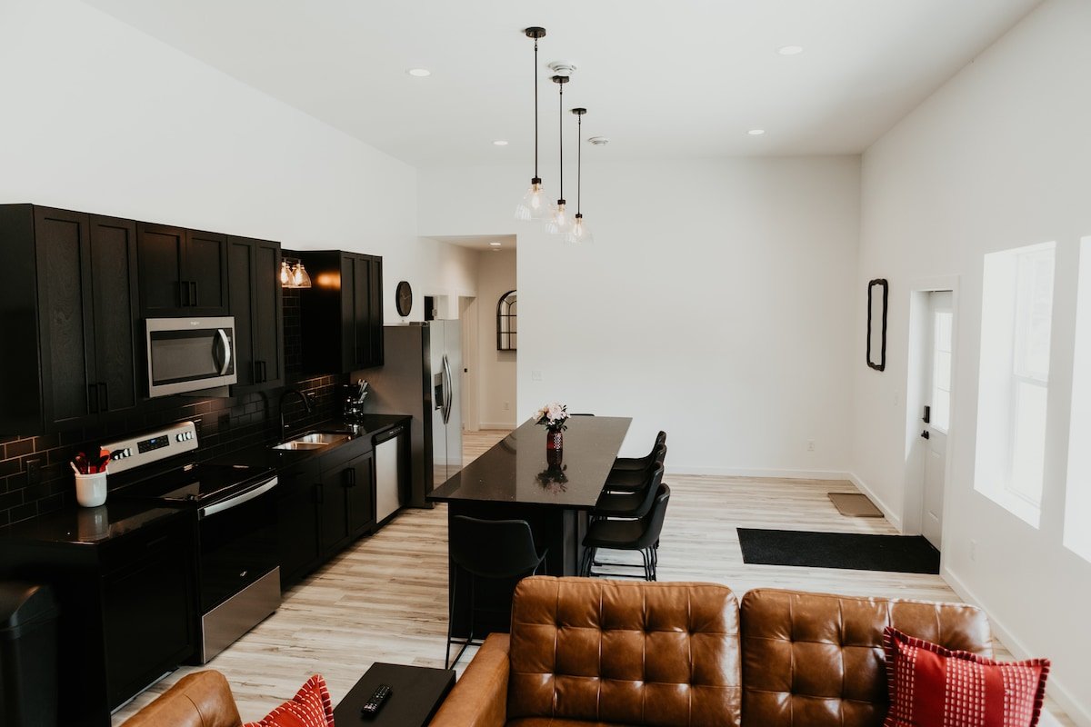 Black Steel Suites 1 gallery image 5