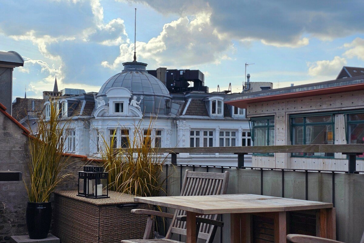 Luxury living in the City Center.!. gallery image 2