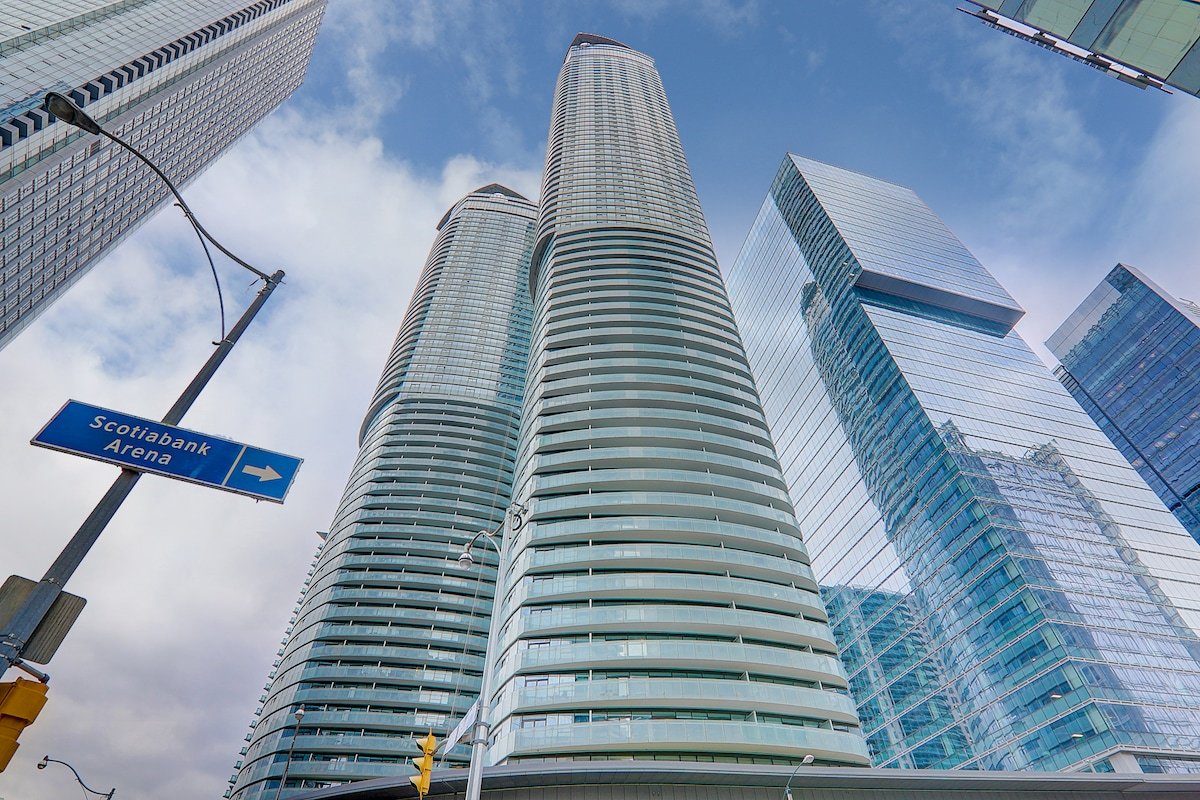 Luxury 3 bed Steps from CN/ Rogers/ Parking gallery image 4