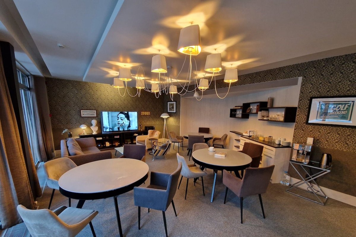 4 apart CONDO vs banquet hall gallery image 4