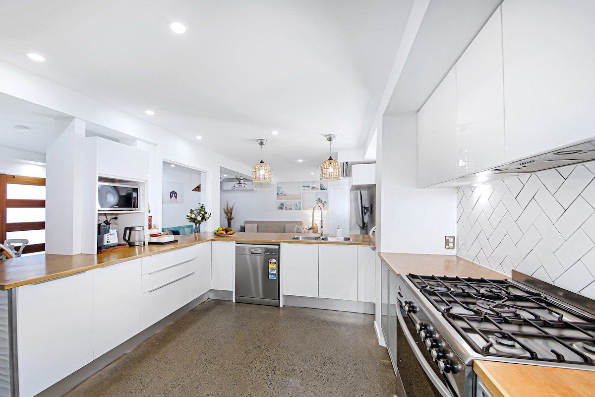 Relaxing home at Maroochydore River sleeps 8 to 13 gallery image 3