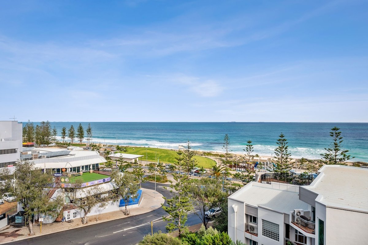 Apartment M503 – panoramic ocean views for miles! gallery image 3