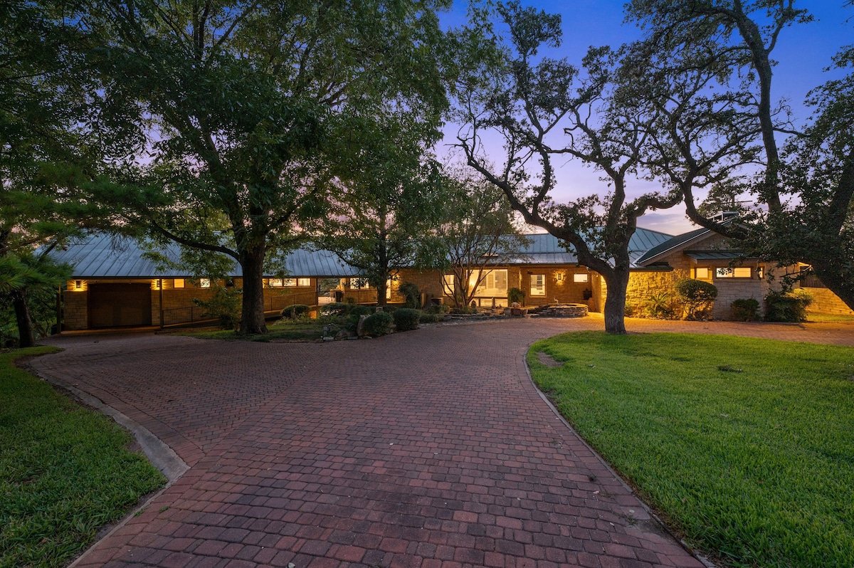 Spectacular Lakefront Oasis. gallery image 5