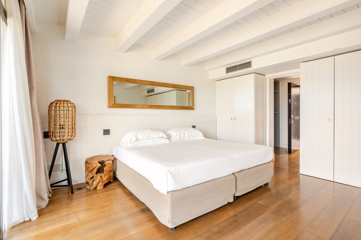 Luxury 6-Bedroom Modern Villa (6A) gallery image 4