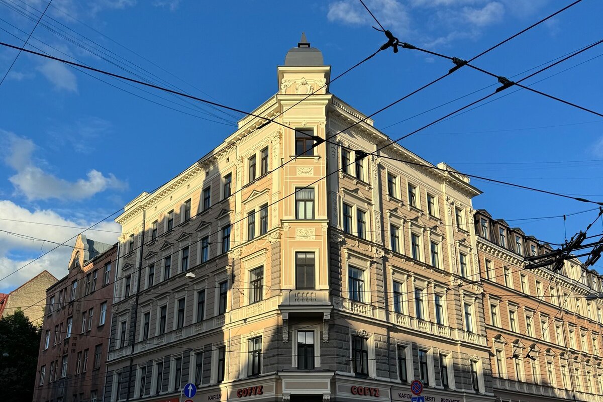 Beautiful and central art nouveau with AC gallery image 4