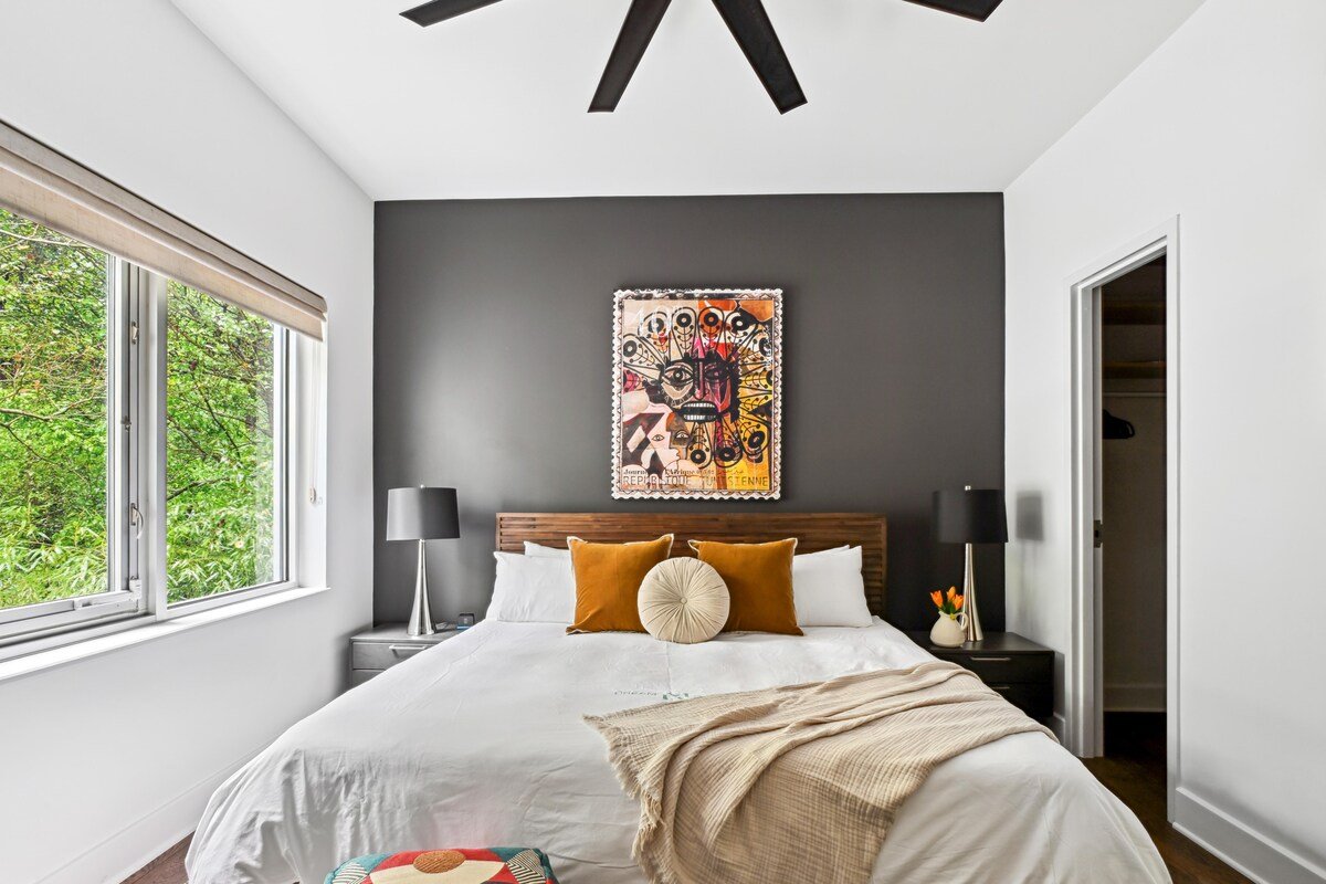 Luna De Lenox- 5BR Designer Gem, Pool, Sleeps 10 gallery image 3