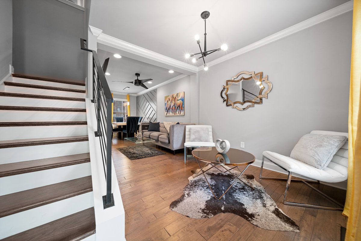 Trendy Town Home B gallery image 4