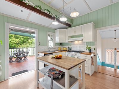 A Colourful Life! 4Bed/2.5Bath/1Car ~ Queenslander