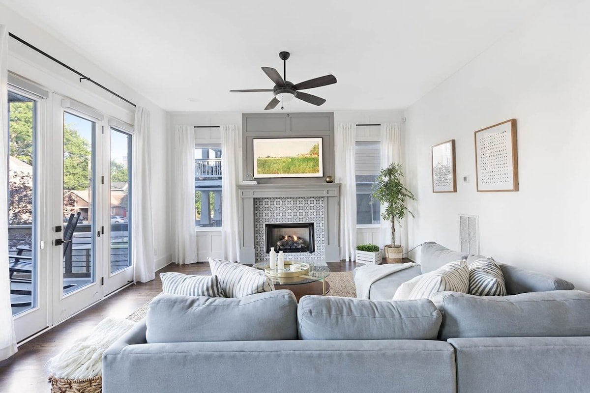 The Maple House – Huge Backyard + Mins to Broadway gallery image 2