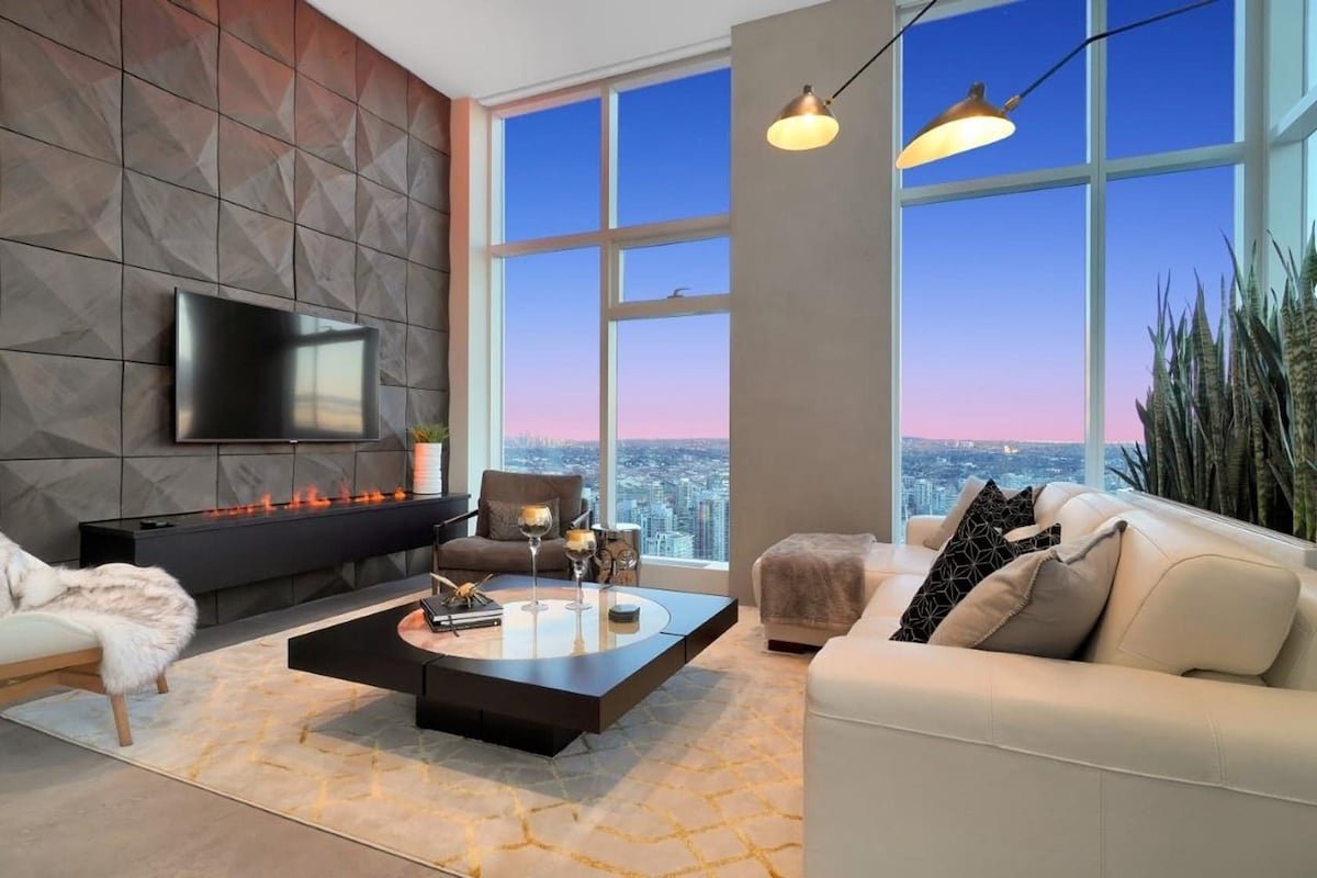 Z High-End Sub Penthouse ~ 180 Views ~ Pool ~Sauna gallery image 2