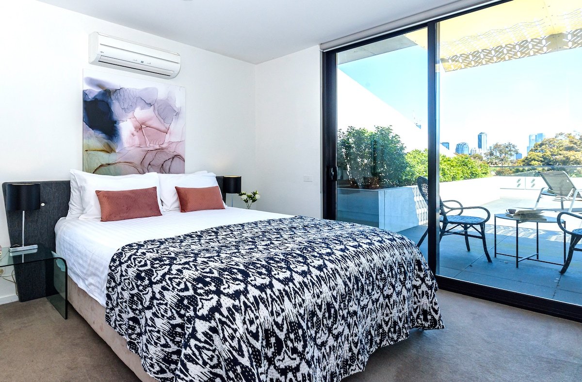 Cosmo Stays- Penthouse with Incredible City View gallery image 5
