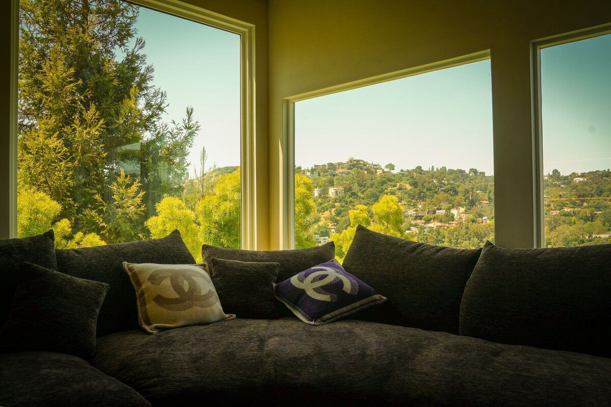 “Hollywood Hills Escape: Designer 4BR w/ Views gallery image 4