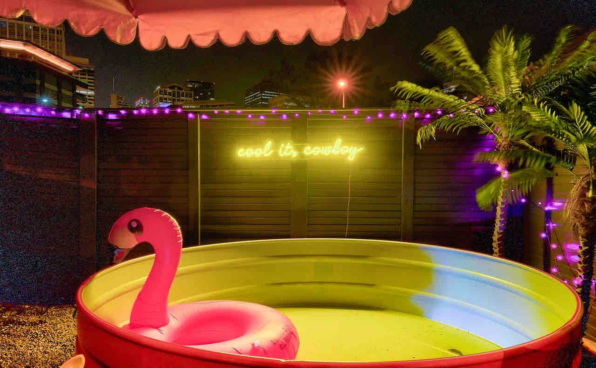 New Luxe-Walk To Broadway! 13 Beds|Hot Tub/Pool! gallery image 4