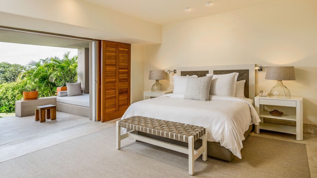 Four Seasons Private Villa with Views and Jacuzzi gallery image 2