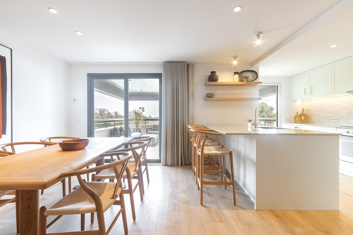 Oceanfront Lux Condo, 3 bedrooms, Sleeps 9 gallery image 3