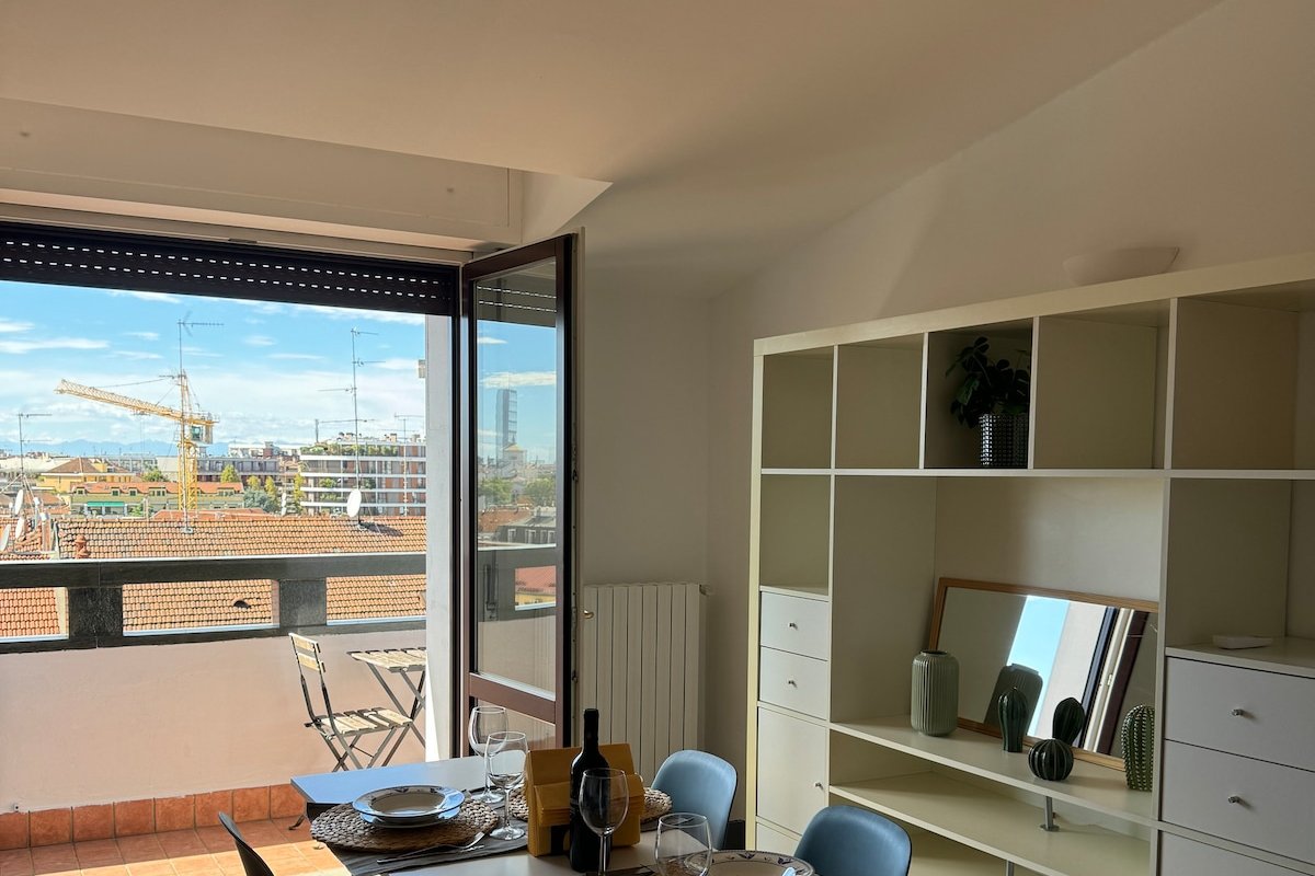 Milano Isola- Ampio Attico con terrazzo gallery image 2