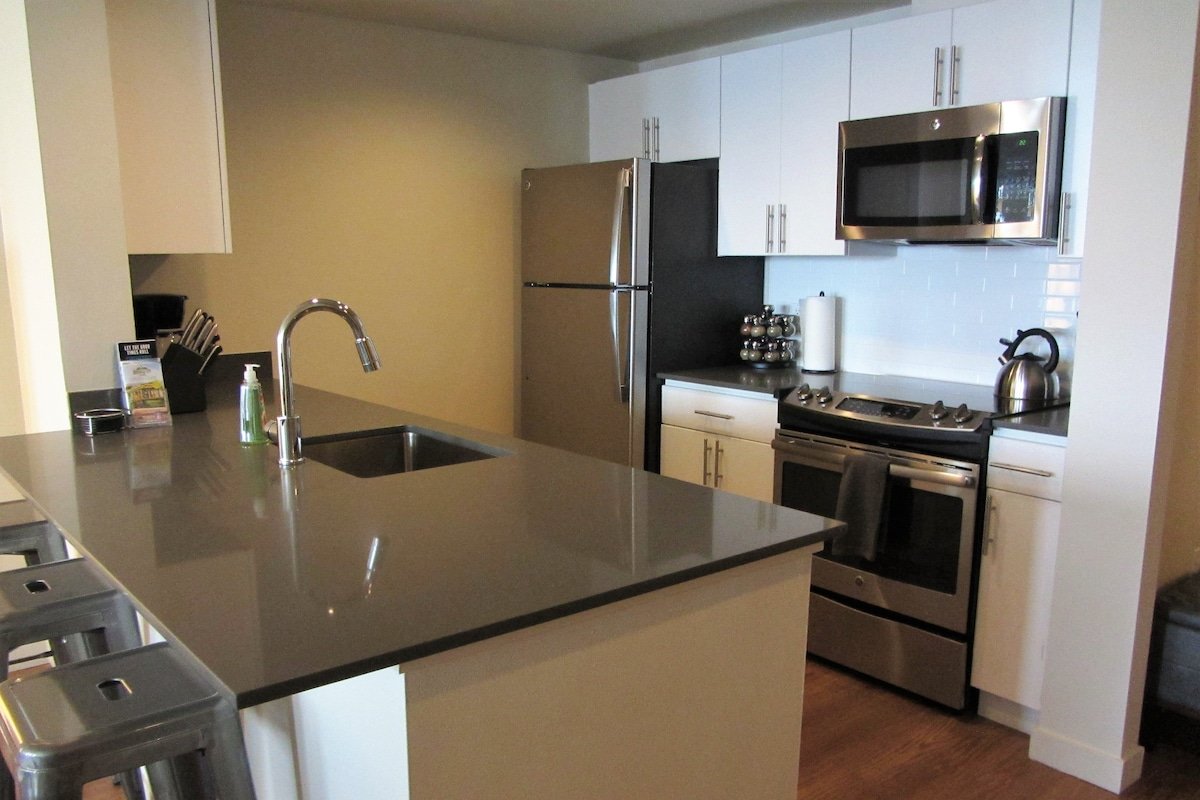 Harbor Steps~~A block to Pike Place! Water Views! gallery image 3