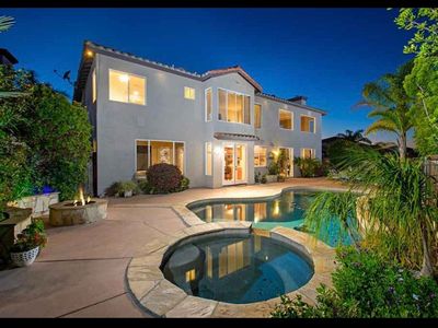 Stylish 4-bedroom home with Pool and Jacuzzi